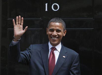 Obama saluda desde la puerta del 10 de Downing Street, residencia oficial del primer ministro británico.