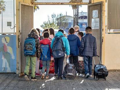 Alumnos a la entrada de un colegio en la Comunidad Valenciana.