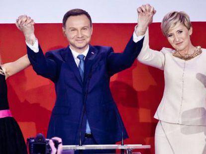 Andrzej Duda con su mujer e hija tras la victoria.