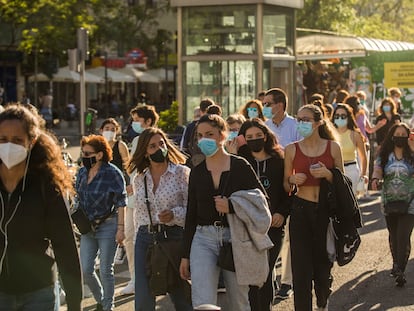 Jóvenes en la zona de Goya, en Madrid.