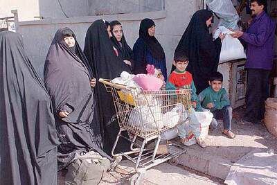 Iraquíes reciben alimentos en Bagdad, tras el acuerdo con la ONU, en diciembre de 1997.