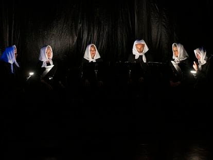 Los cantantes de La Compagnia del Madrigale, tocados con pañuelos blancos, interpretan 'O dolorosa gioia', de Carlo Gesualdo, el primero de los madrigales del músico italiano que integran el espectáculo 'Sparge la Morte'.