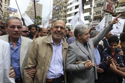 El premio nobel de la paz Mohamed el Baradei (centro de la imagen) y el excandidato presidencial Hamdin Sabahi (tercero por la izquierda) participan en una manifestación organizada por la oposición contra las últimas decisiones del presidente, Mohamed Mursi, que ayer ordenó el blindaje de sus poderes ejecutivos y legislativos ante la Justicia.