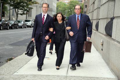La marchante Glafira Rosales, a la salida del Tribunal Federal de Manhattan, con sus abogados, tras declararse culpable de vender más de 60 obras de arte falsas, en 2013.