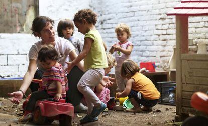 Niños en el patio del centro de crianza compartida El Petit Molinet.
