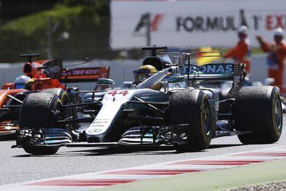 El piloto británico de Mercedes Lewis Hamilton saluda tras finalizar primero en el Gran Premio de España de Fórmula 1.