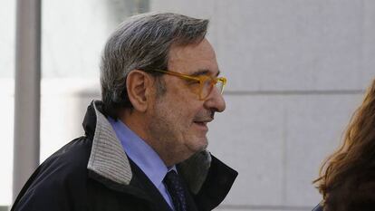 Narcís Serra, en una imagen de archivo, acudiendo al juicio por los sueldos en Catalunya Caixa.