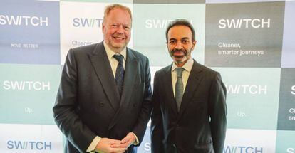 Andy Palmer (izquierda), CEO de Switch Mobility, junto al presidente de la empresa, Dheeraj Hinduja.