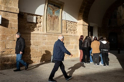 Vecinos de Castelvetrano, pueblo natal de Messina Denaro, pasean por el centro del municipio.