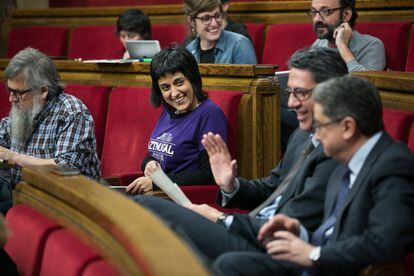 Anna Gabriel (CUP) rie con Xavier Garcia Albiol (PP), este jueves en el Parlament.