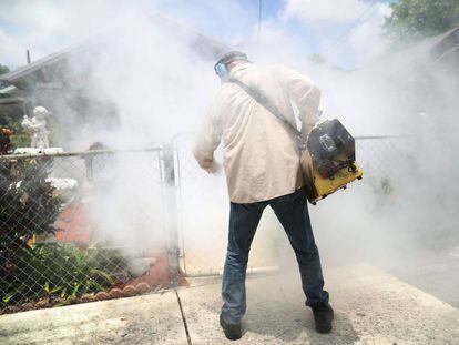 Carlos Varas, inspector de mosquitos del condado de Miami-Dade, en el barrio de Wynwood