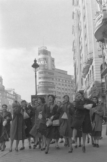 Grupo de modistas celebrando la festividad de Santa Lucía, patrona de los gremios de la confección, por la Gran Vía de Madrid, el 13 de diciembre de 1957.