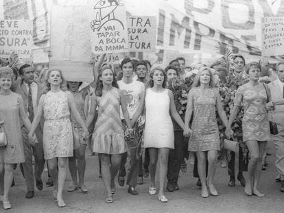 Protesta de artistas contra la censura en 1968. A la derecha, con traje, el crítico Màrio Pedrosa.