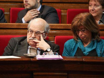 Andreu Mas-Colell, conseller d'Economia, i Irene Rigau, consellera d'Ensenyament, al Parlament.