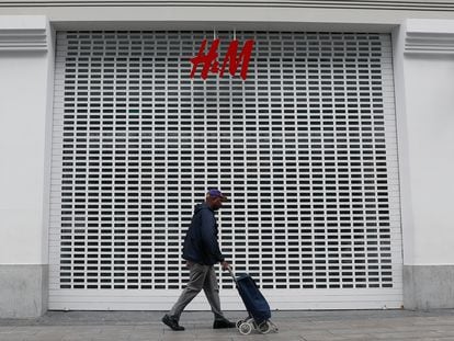 Una tienda de H&M en Madrid, cerrada durante el periodo de confinamiento por el Covid-19.
