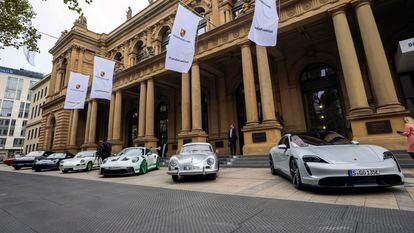Automóviles Porsche aparcados fuera de la Bolsa de Valores de Fráncfort.