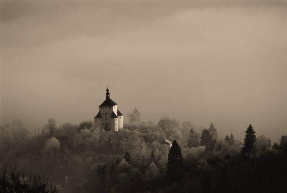 La localidad eslovaca de Banská Štiavnica bajo la bruma.