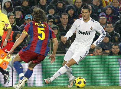 Ronaldo y Puyol, en el último Barcelona-Real Madrid de Liga, el pasado noviembre.