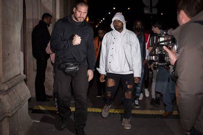 Pascal acompaña a Kanye West durante sus salidas para evitar que los fans se le acerquen demasiado.