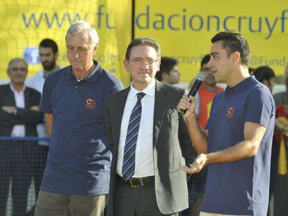 Xavi Hern&aacute;ndez, a la derecha, y Cruyff, a la derecha, junto al embajador de la Obra Social La Caixa. 