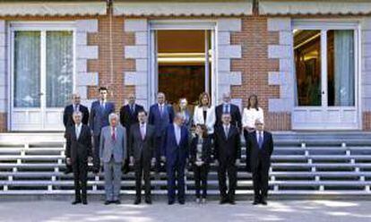 El rey Juan Carlos junto al presidente del Gobierno, Mariano Rajoy (3i), posa con los ministros antes de la reunión del Consejo que preside en el Palacio de la Zarzuela.