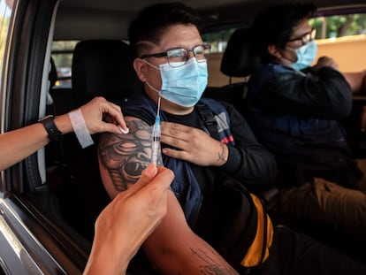Un sanitario inyecta a un ciudadano una vacuna contra la covid-19 en un centro de vacunación en Santiago de Chile el pasado 30 de marzo.