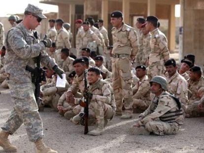 Un militar estadounidense da instrucciones a soldados iraqu&iacute;es. 