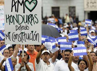 Hondureños se concentran en Tegucigalpa para protestar contra la reforma constitucional que propugna el presidente Manuel Zelaya.