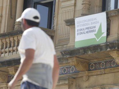 Cartel de acercamiento presos ETA en la fachada del Ayuntamiento de San Sebastián.