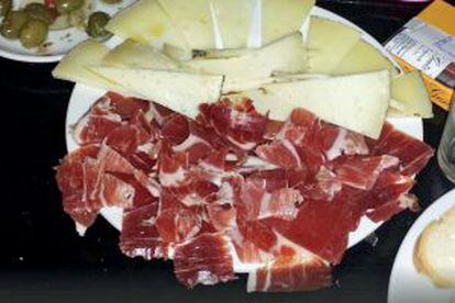 Ración de jamón y queso en La Corchuela, en Badajoz.