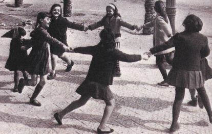 Unas ni&ntilde;as juegan al corro de la patata, en una imagen del libro &#039;Gu&iacute;a de Juegos Tradicionales Madrile&ntilde;os&#039;.