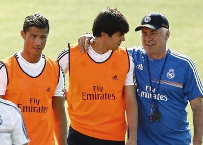 El entrenador del Real Madrid, el italiano Carlo Ancelotti (d), junto los jugadores Ricardo Izecson "Kaká" (c) y Cristiano Ronaldo (i).