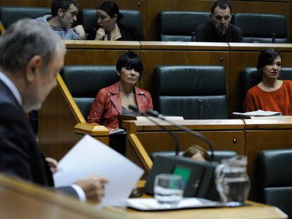 La portavoz de EH Bildu, Maddalen Iriarte, cuyo grupo no ha votado, durante la intervención del consejero de Hacienda, Pedro Azpiazu.