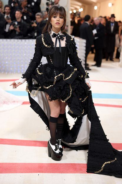 En su debut en la gala del Met, la actriz de Miércoles, Jenna Ortega, ha vuelto al estilo gótico de la serie con un vestido de inspiración manga firmado por Thom Browne.