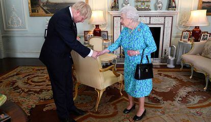 Isabel II recibe al primer ministro, Boris Johnson, en el palacio de Buckingham.