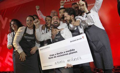 Alberto Meléndez celebra su designación como ganador del concurso Bartalent junto al resto de participantes.