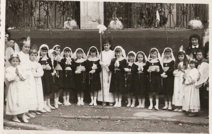 Gloria Martínez (a la izquierda de la niña de blanco en el centro) de luto el día de su comunión.