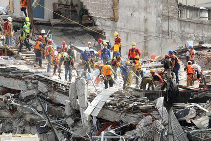 Los equipos de rescate en un edificio derrumbado.