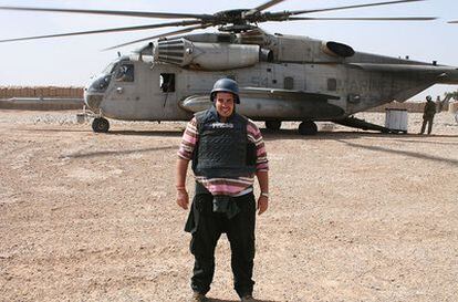 Antonio Pampliega Rodríguez, junto a un helicóptero de EE UU en Marjah, al sur de Afganistán, en marzo de 2010.