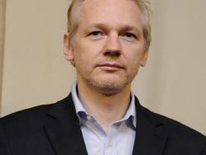 Julian Assange, el fundador de Wikileaks, sostiene el CD con los datos de clientes con cuentas en la banca suiza