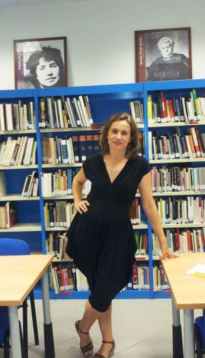 Luisa Castro en la biblioteca del Instituto Cervantes de Napol&eacute;s.