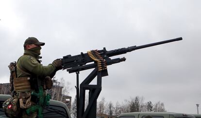 Un soldado ucraniano en Hostomel, región de Kiev, el 1 de abril.