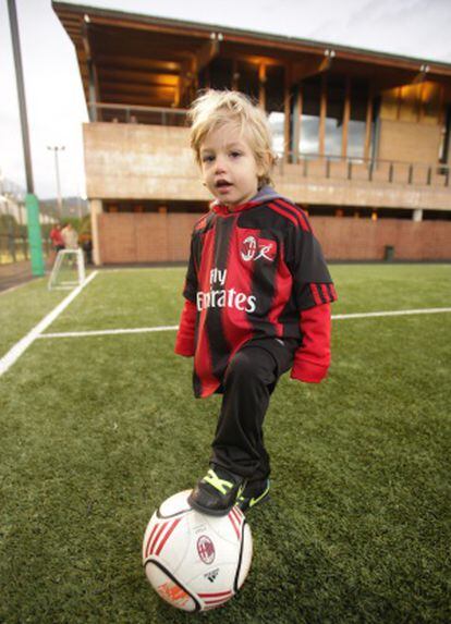 Un niño posa con la camiseta del Milan.
