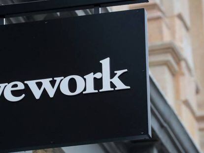 Logo de WeWork en un espacio de coworking en Nueva York.