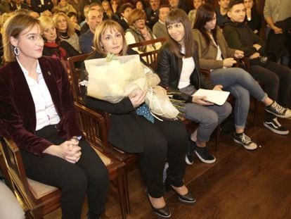 La alcaldesa de Mondragón, del PNV, a la izquierda de la imagen, junto a la mujer de Carrasco y sus tres hijos, dos chicas y un chico.