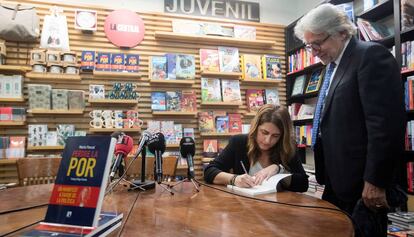 Marta Pascal firma uno de sus libros a Josep Sánchez Llibre.