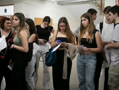Estudiantes esperando a realizar el examen de Selectividad en Barcelona, el pasado mes de julio.
