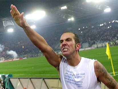Di Canio hace el saludo fascista a los aficionados del Olímpico de Roma el pasado jueves.