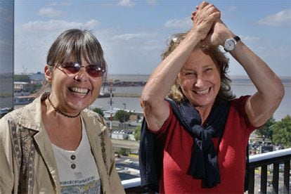Graciela Montes (izqda.) y Ema Wolf celebran en la sede de Grupo Santillana, en Buenos Aires, el premio literario.