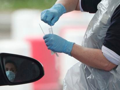 Una trabajadora del NHS se somete a un test del coronavirus en su automóvil, en Chessington (Reino Unido).